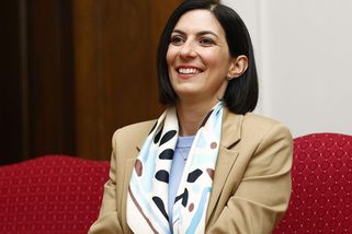 Takhle dáma nesedí: Markéta Pekarová Adamová to v Albánii schytává nejen za nohu přes nohu. Co dalšího jí vytkli? - Super.cz